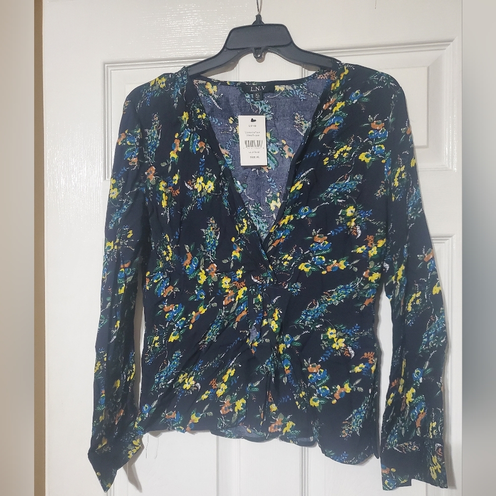 Wrap-Like Front Flowered Blouse Size XL💚